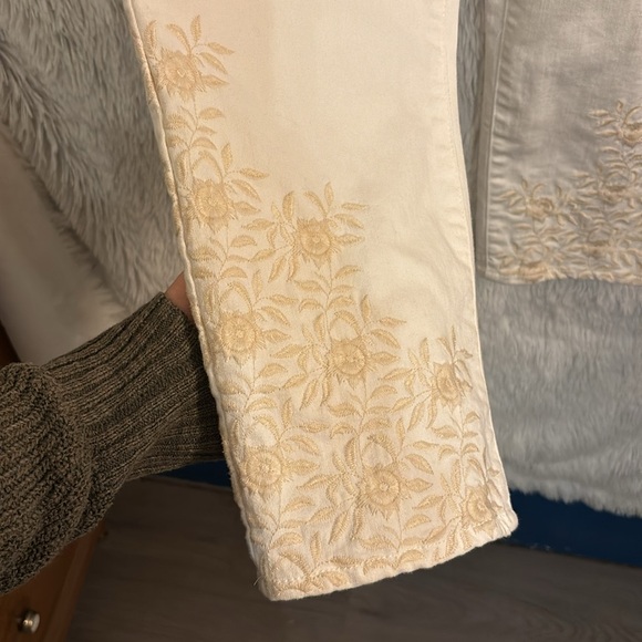 Chico’s Embroidered So Slimming Girlfriend Slim Leg Crop Size 8 - Picture 3 of 8